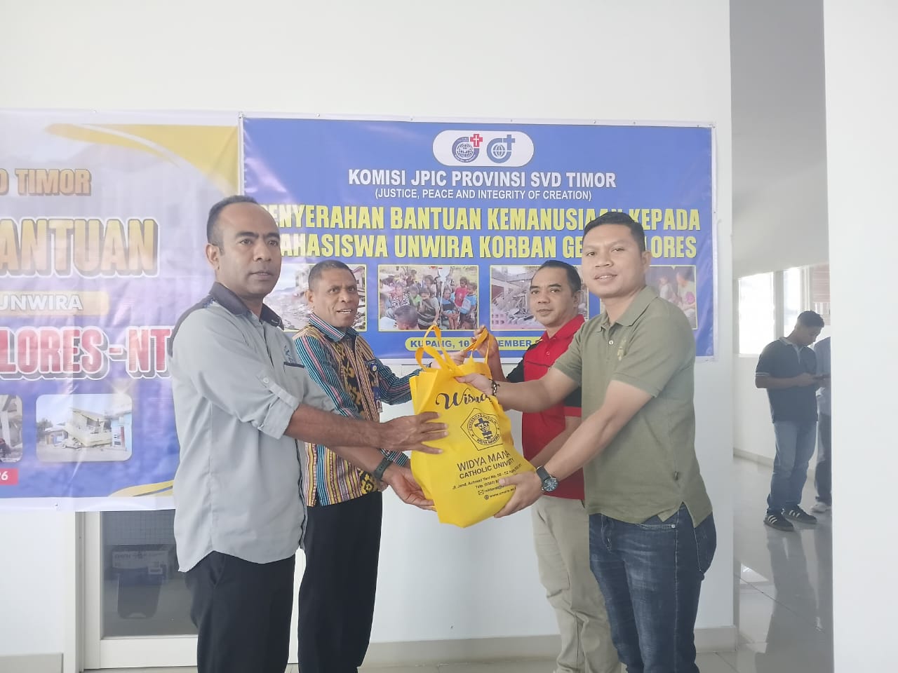​Gempa Flores Mengancam Kuliah Anak Korban, JPIC SVD dan Unwira Bergerak, 144 Mahasiswa Unwira Dapat Bantuan - Foto 1